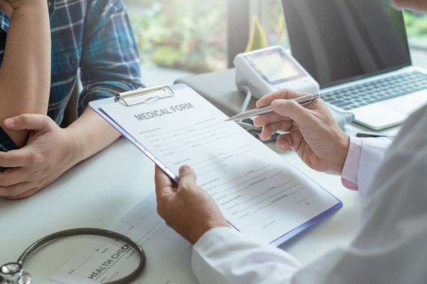 doctor-explain-prescription